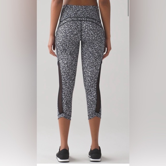 Lululemon Sole Training Crop Size 4 - Picture 3 of 6